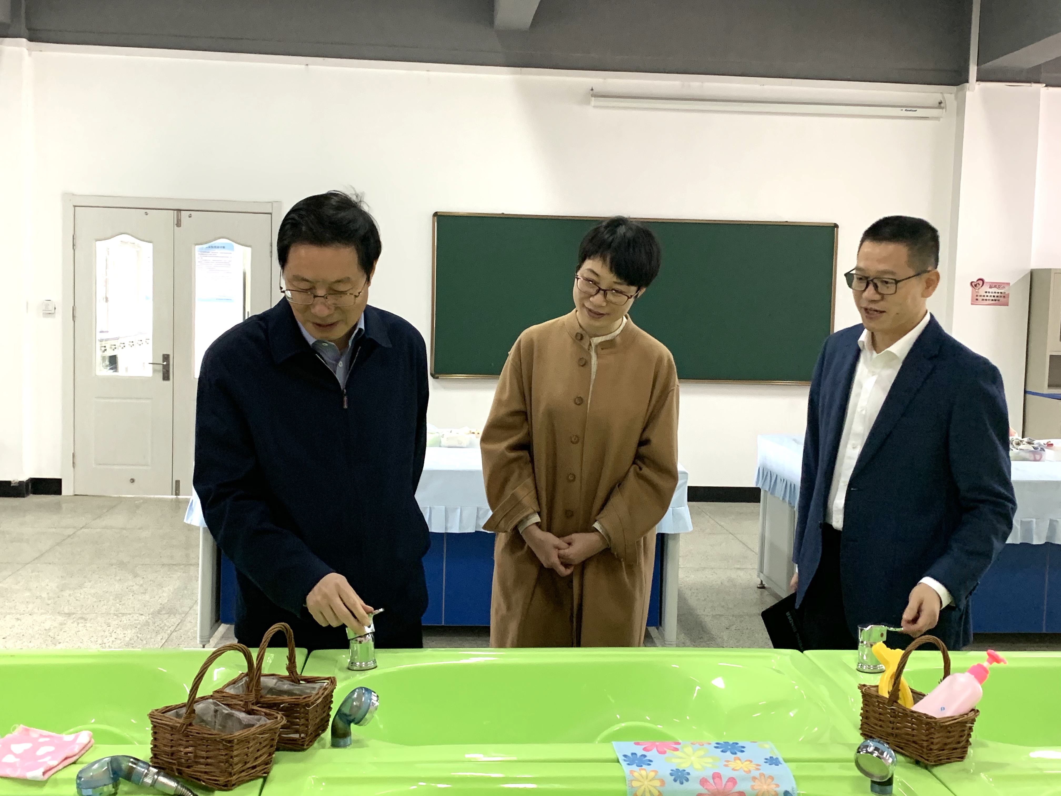 江山市副市长何正芳一行来校调研