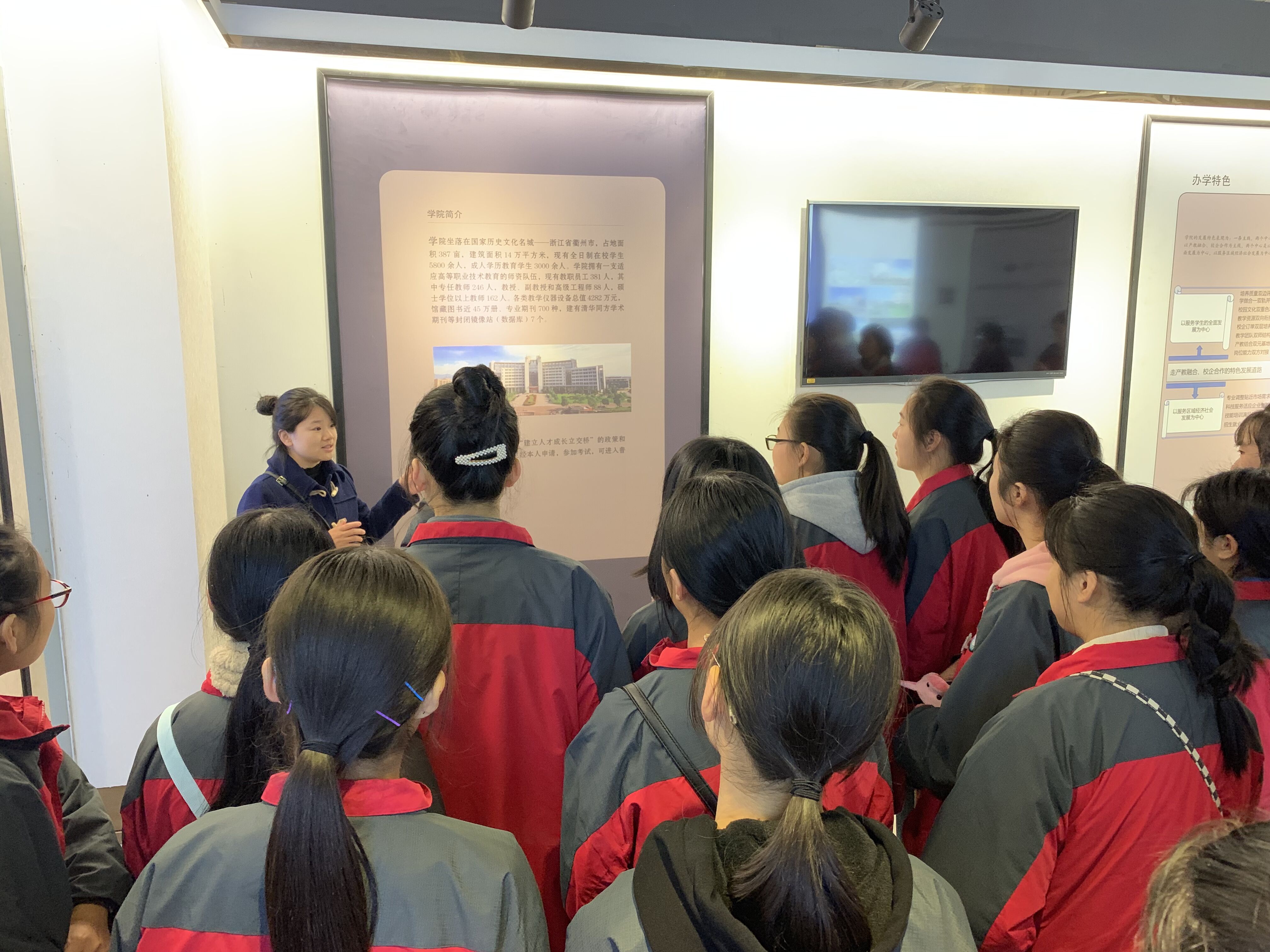"走进高校,走进高等教育",海宁卫校师生来校交流